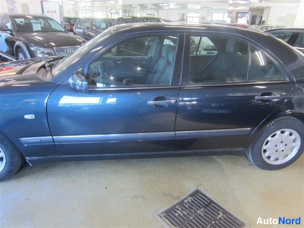 Harmaa Mercedes-benz E 1997, sivulta, kuva 4