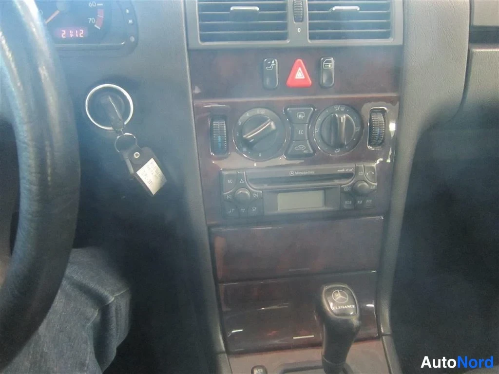 Harmaa Mercedes-benz E 1997, yksityiskohta, kuva 16