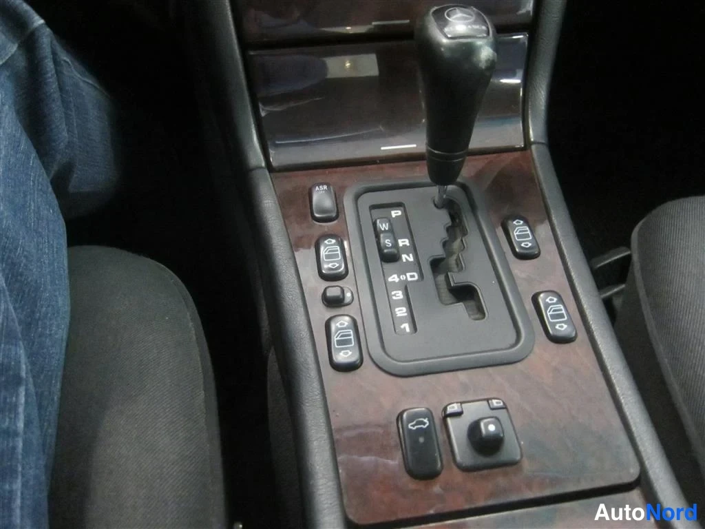 Harmaa Mercedes-benz E 1997, yksityiskohta, kuva 15