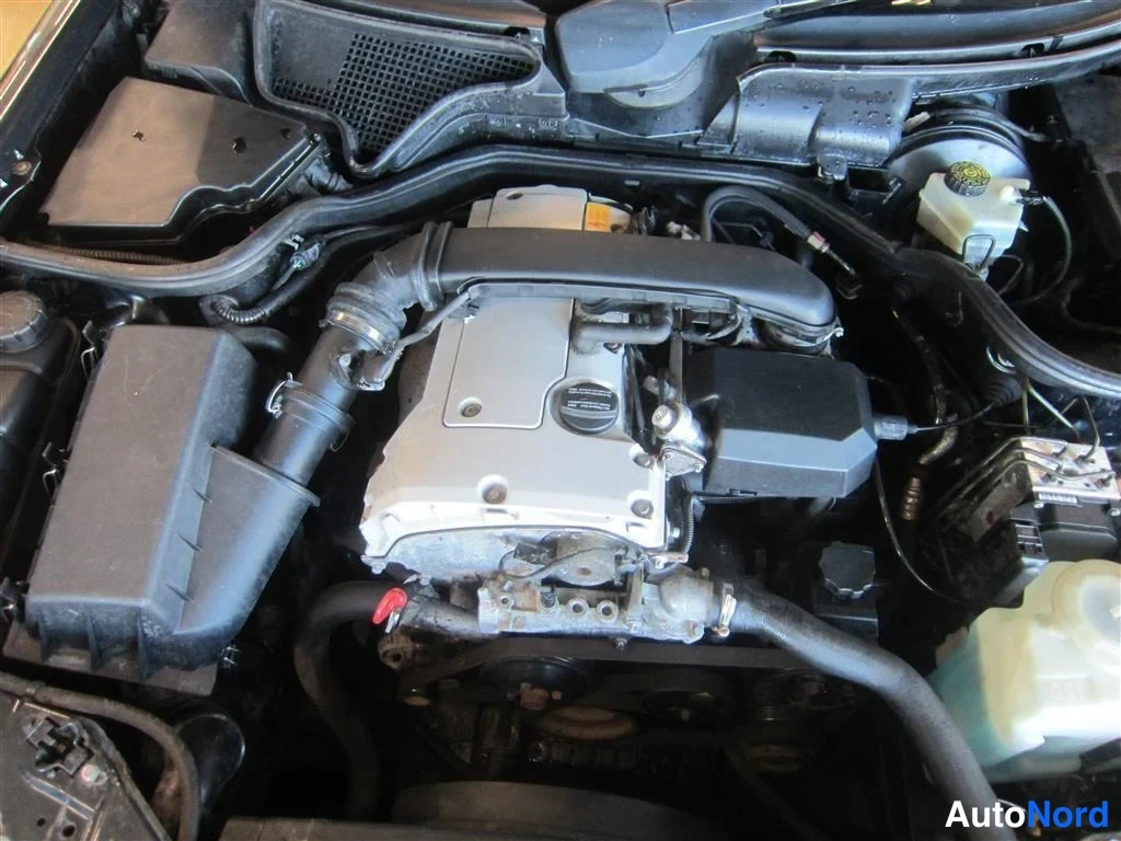 Harmaa Mercedes-benz E 1997, moottoritila, kuva 14