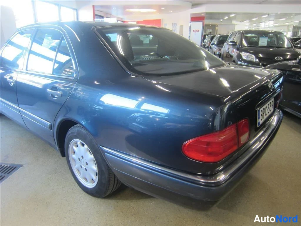 Harmaa Mercedes-benz E 1997, takaviisto, kuva 6