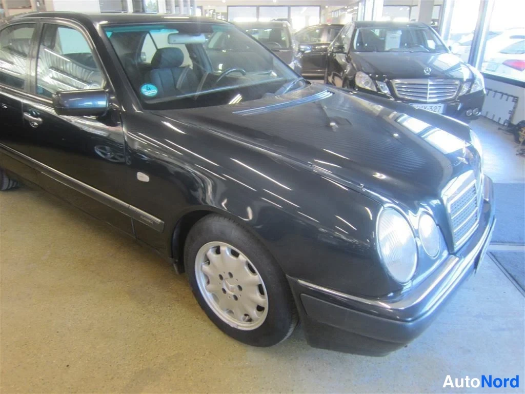 Harmaa Mercedes-benz E 1997, etuviisto, keula oikealle, kuva 2