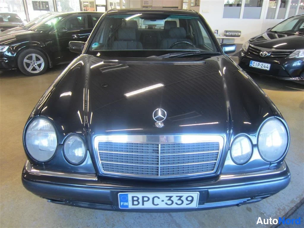 Harmaa Mercedes-benz E 1997, edestä, kuva 3