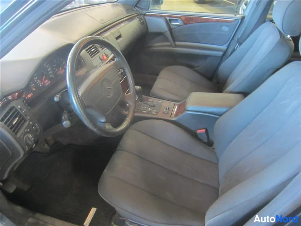 Harmaa Mercedes-benz E 1997, ohjaamo, kuva 9