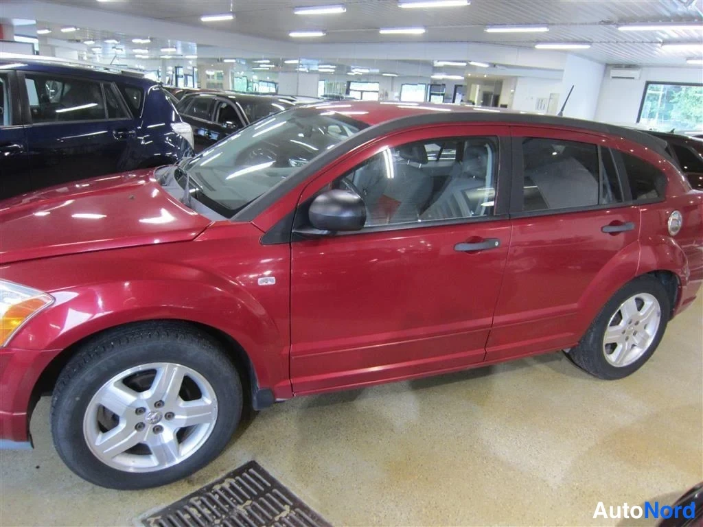 Punainen Dodge Caliber 2006, etuviisto, keula vasemmalle, kuva 2