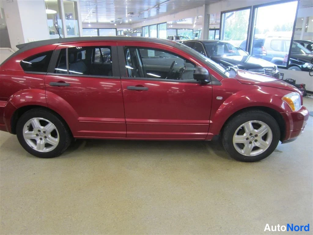 Punainen Dodge Caliber 2006, etuviisto, keula oikealle, kuva 3