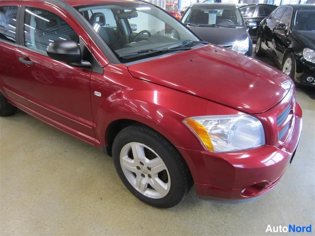 Punainen Dodge Caliber 2006, etuviisto, keula oikealle, kuva 4