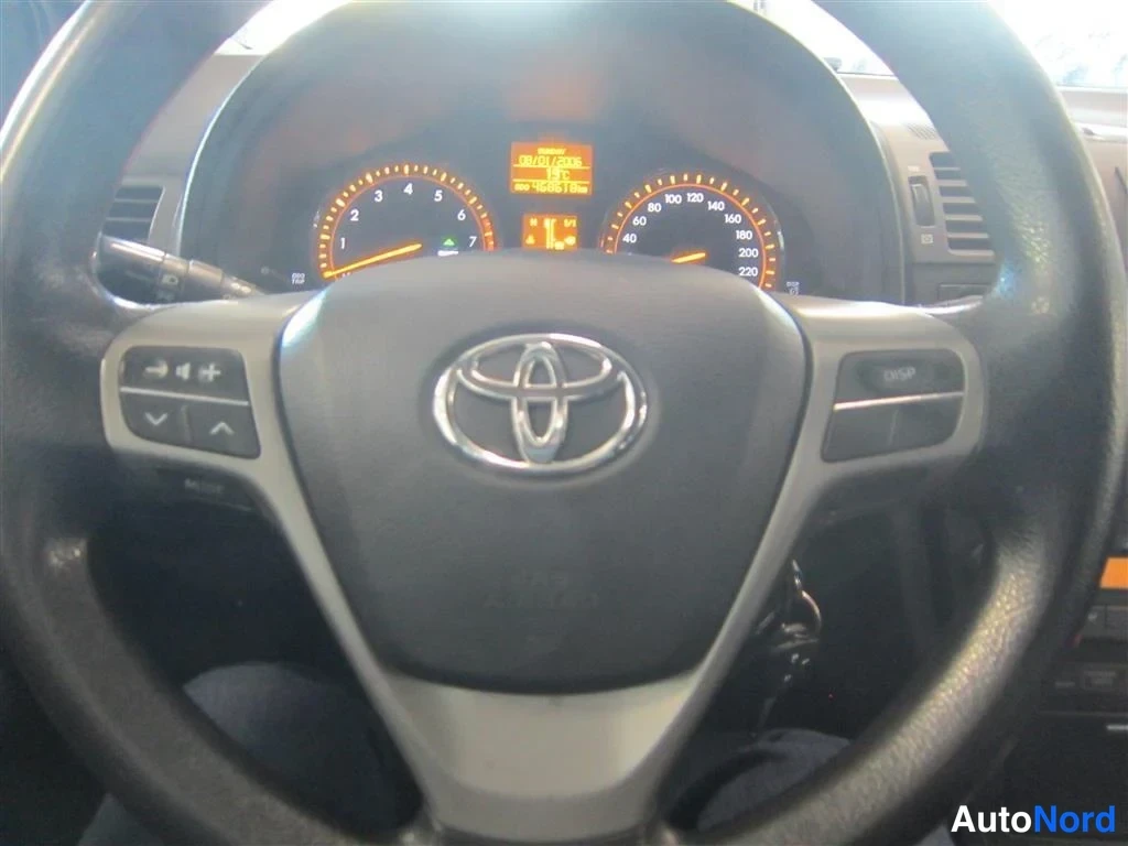 Punainen Toyota Avensis 2010, yksityiskohta, kuva 18