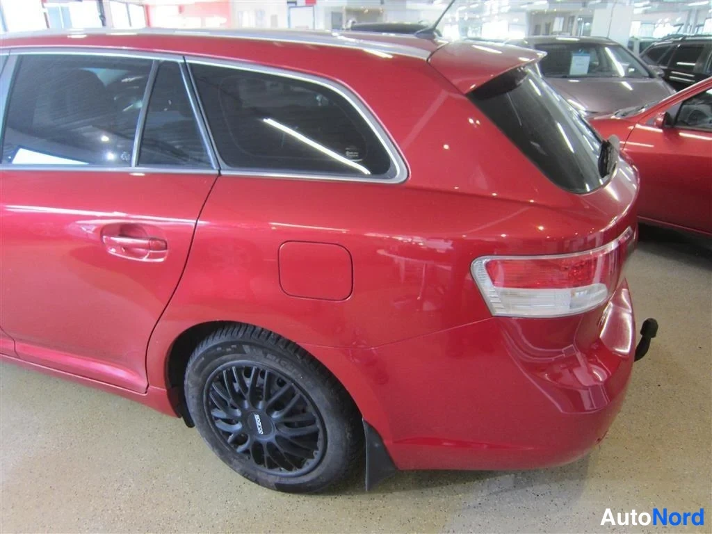 Punainen Toyota Avensis 2010, takaviisto, kuva 5