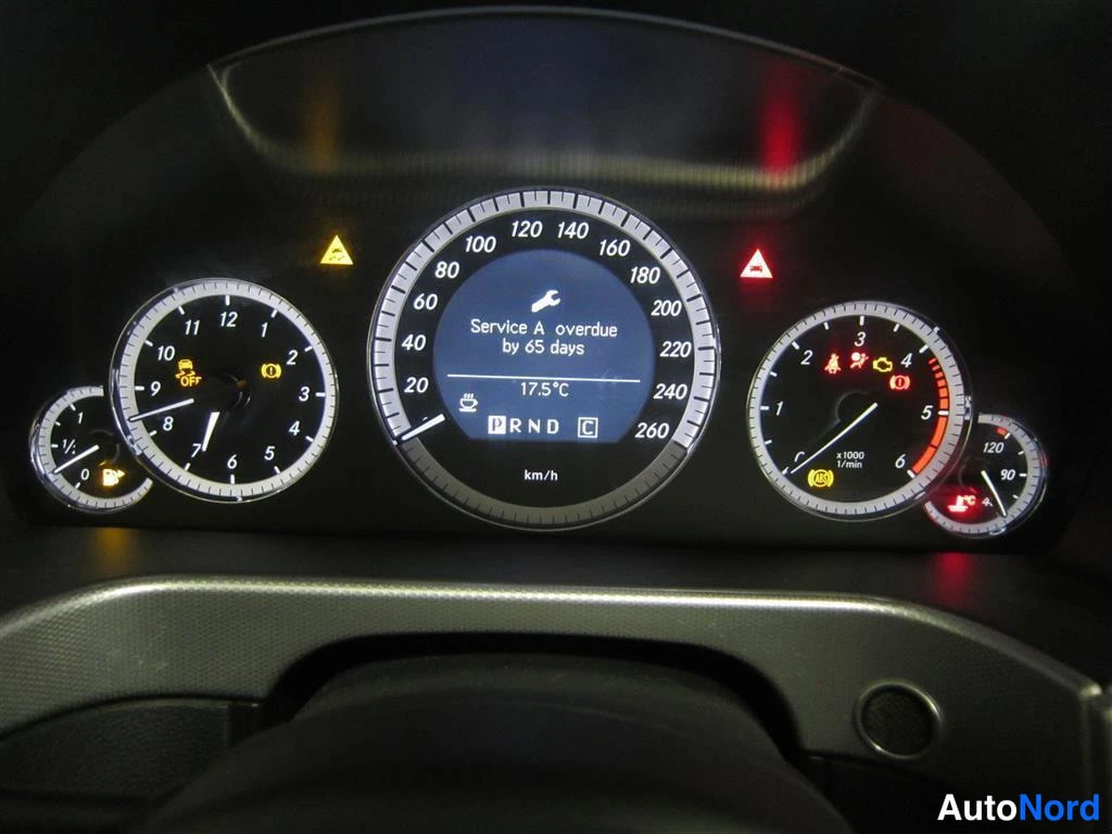 Musta Mercedes-benz E 2010, yksityiskohta, kuva 16