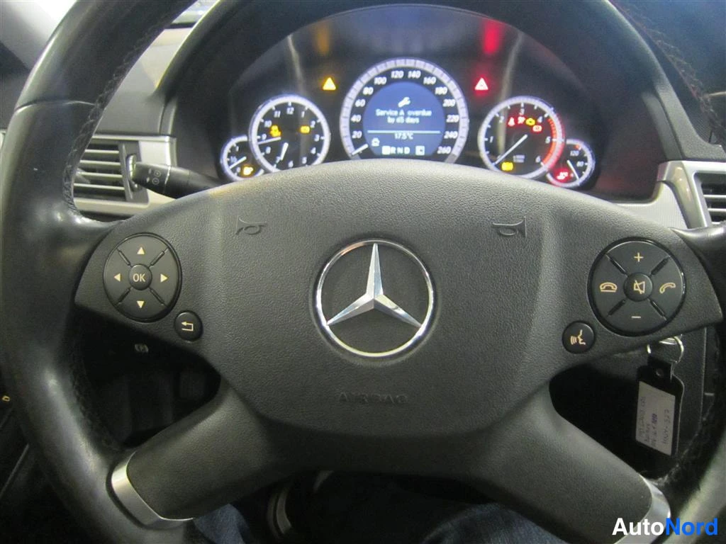 Musta Mercedes-benz E 2010, yksityiskohta, kuva 18