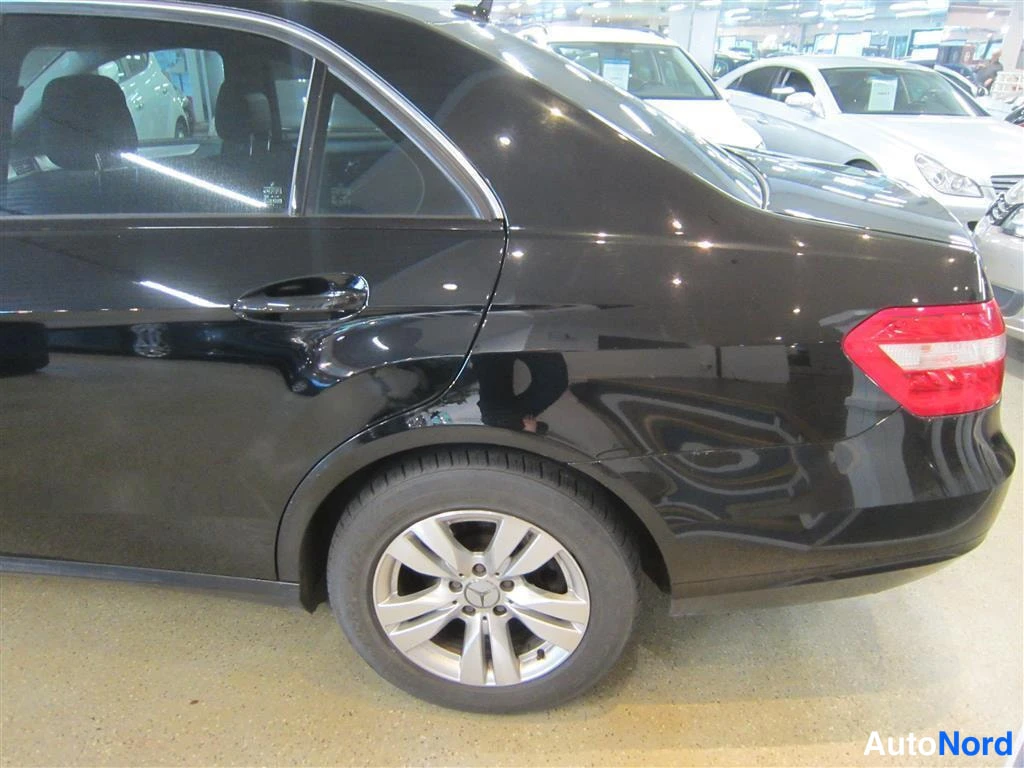 Musta Mercedes-benz E 2010, takaviisto, kuva 7