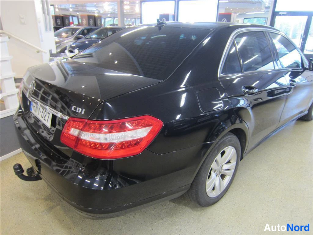 Musta Mercedes-benz E 2010, takaviisto, kuva 6
