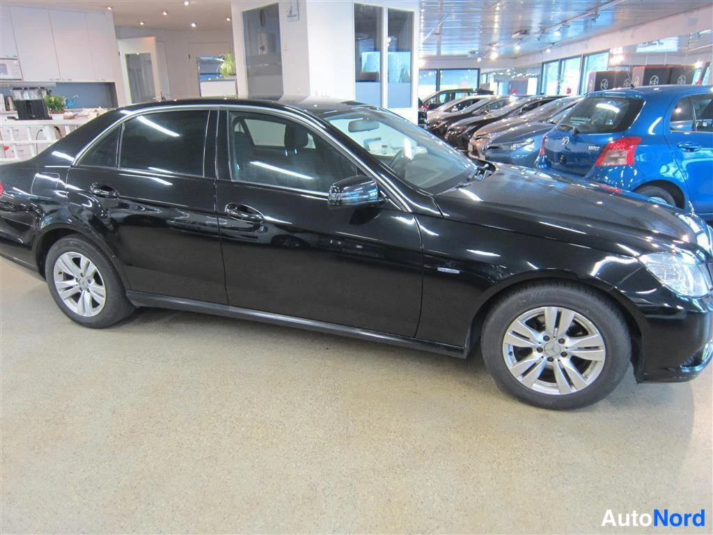 Musta Mercedes-benz E 2010, etuviisto, keula oikealle, kuva 2
