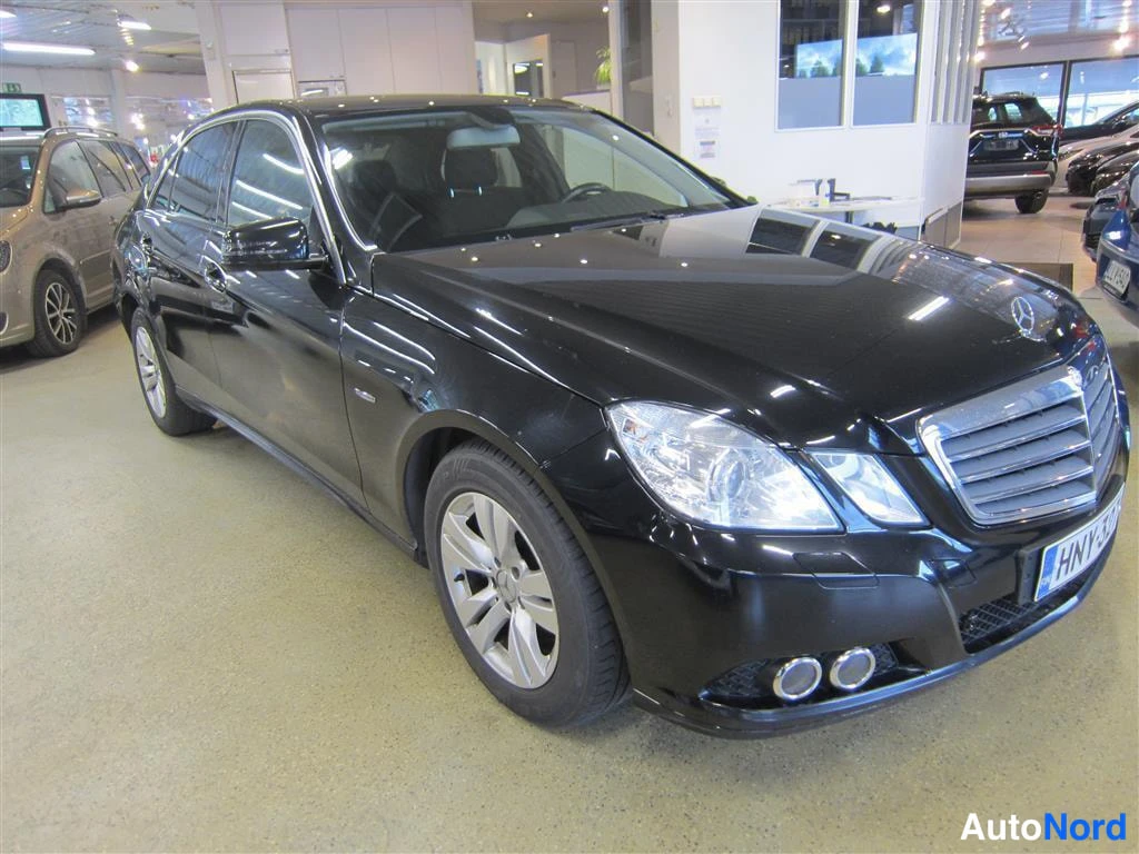 Musta Mercedes-benz E 2010, etuviisto, keula oikealle, kuva 3