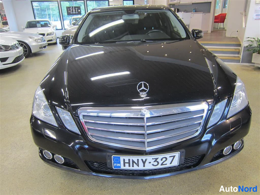 Musta Mercedes-benz E 2010, edestä, kuva 4