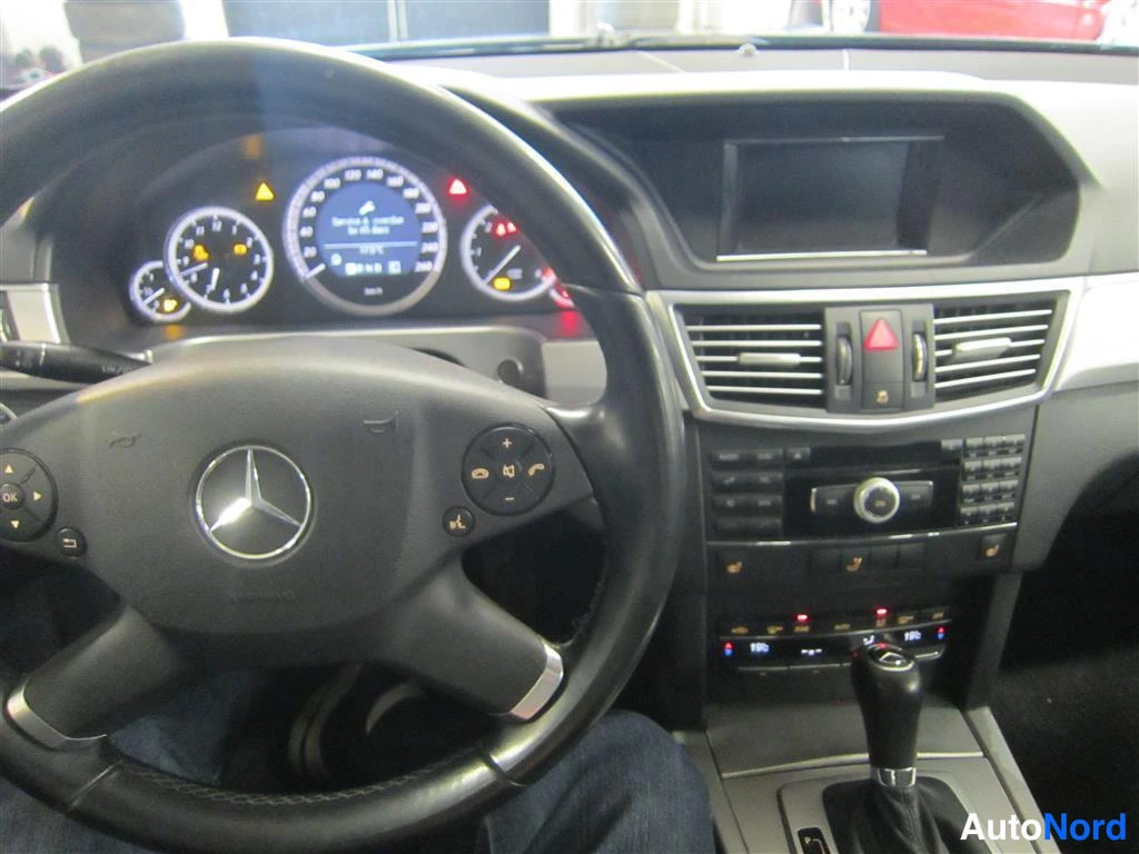 Musta Mercedes-benz E 2010, ohjaamo, kuva 10