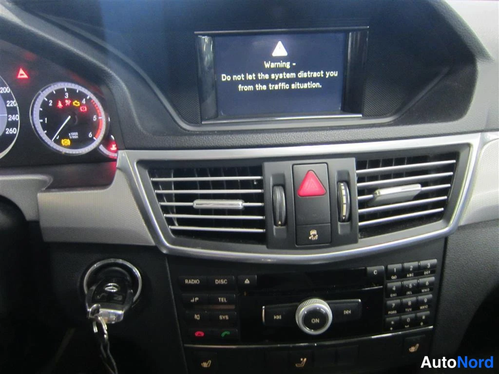 Musta Mercedes-benz E 2010, ohjaamo, kuva 9