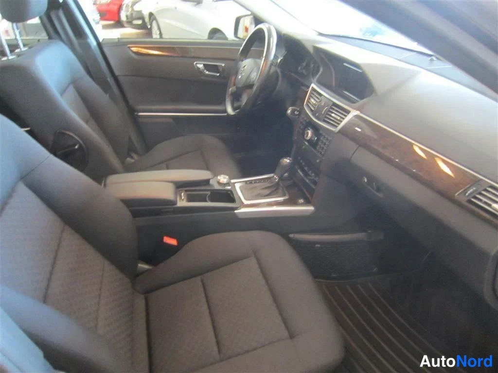 Harmaa Mercedes-benz E 2010, ohjaamo, kuva 9