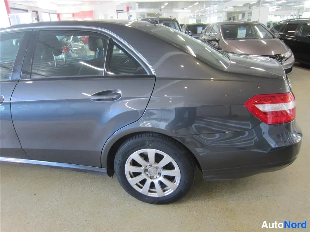 Harmaa Mercedes-benz E 2010, takaviisto, kuva 6