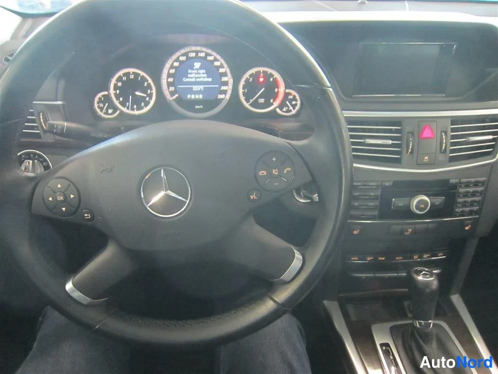 Harmaa Mercedes-benz E 2010, yksityiskohta, kuva 17