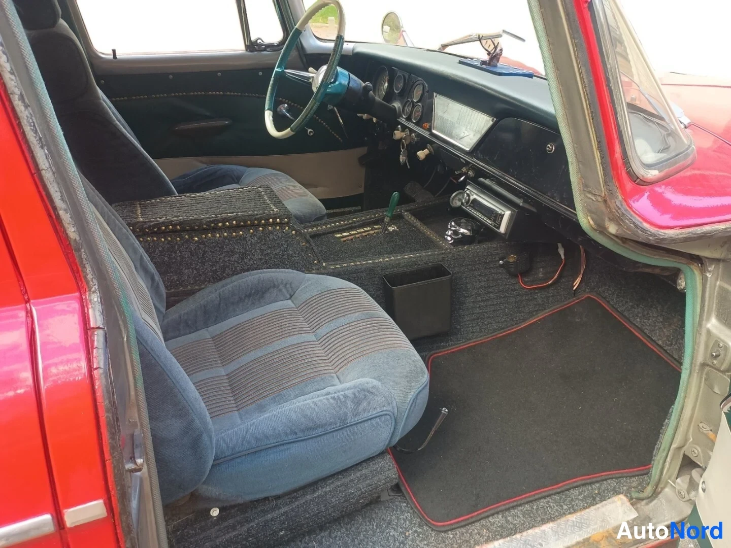 Punainen Studebaker Lark 1962, ohjaamo, kuva 11