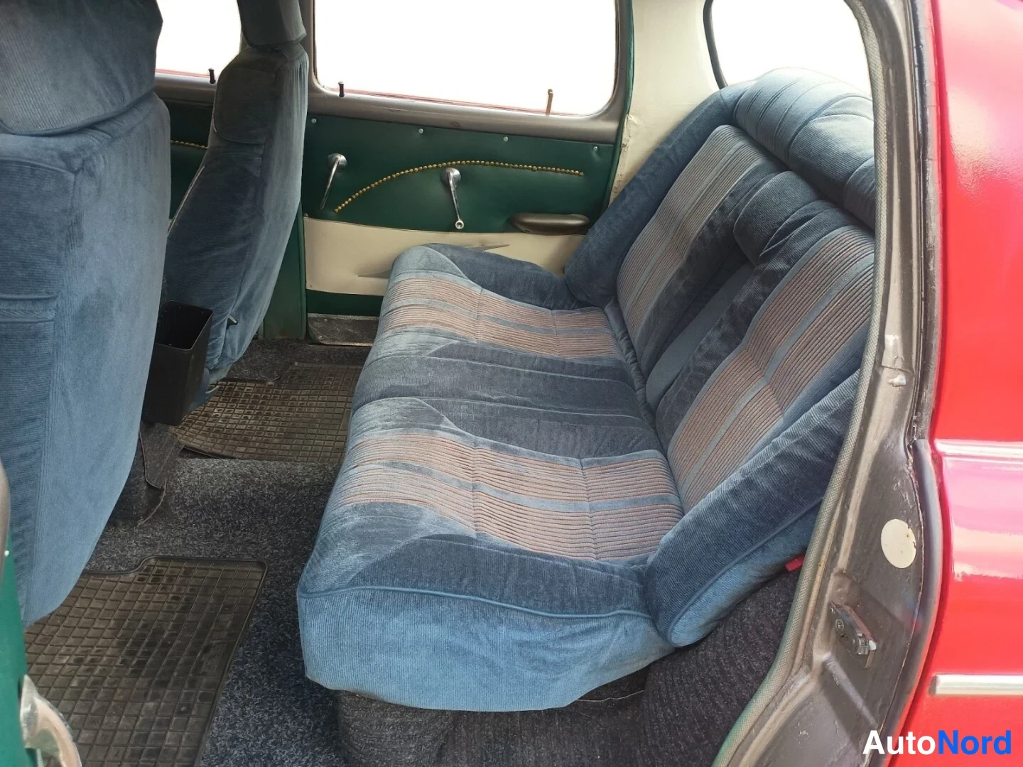 Punainen Studebaker Lark 1962, takaistuimet, kuva 13