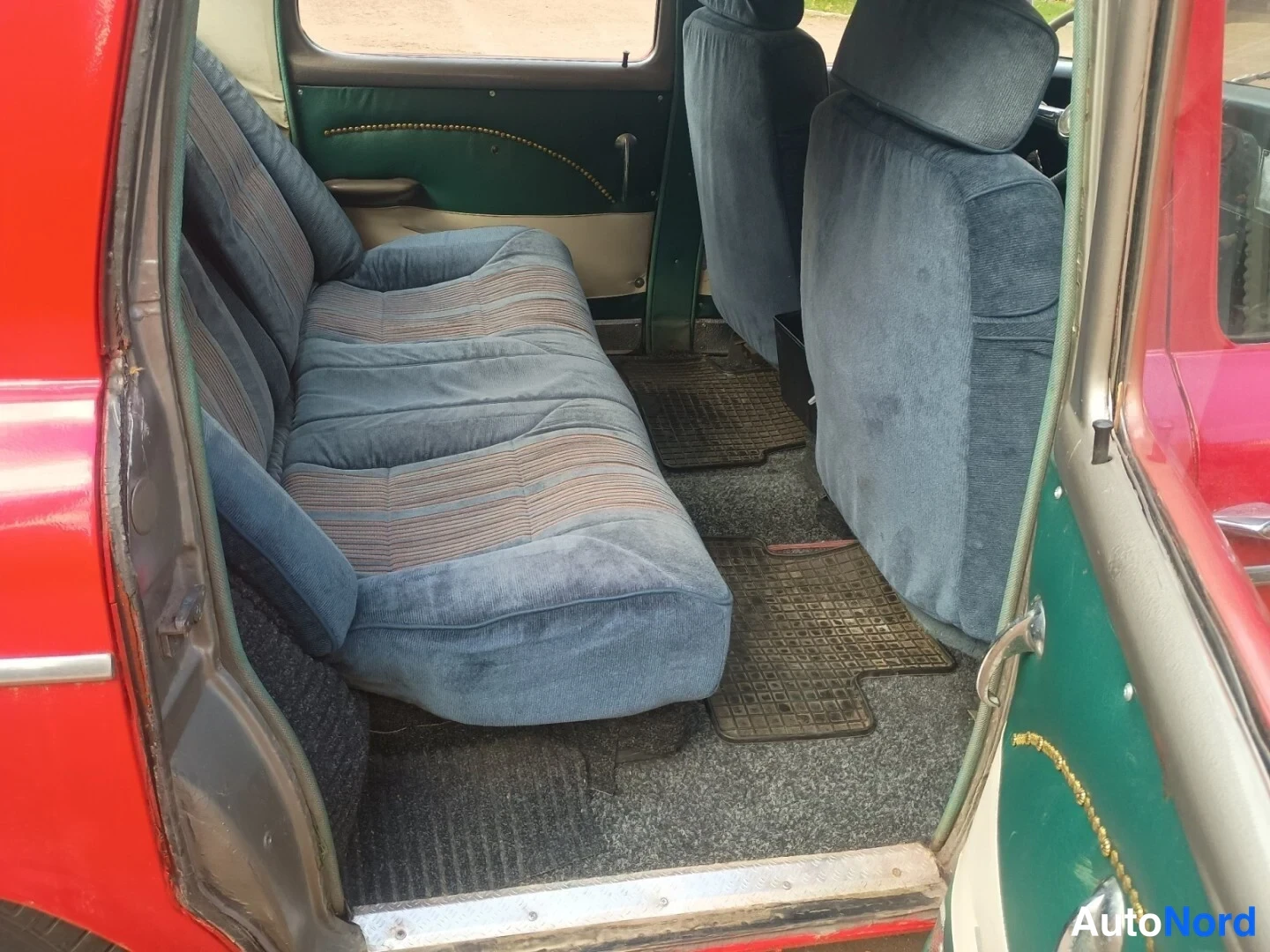 Punainen Studebaker Lark 1962, takaistuimet, kuva 14