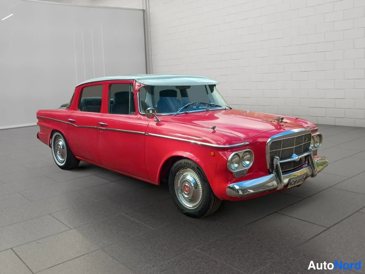 Punainen Studebaker Lark 1962, etuviisto, keula oikealle, kuva 3