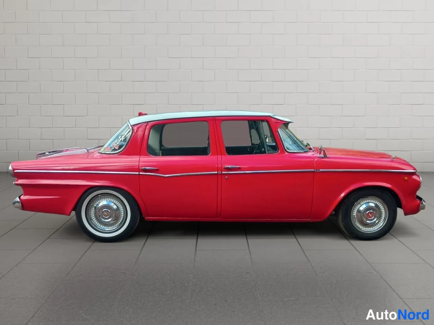 Punainen Studebaker Lark 1962, etuviisto, keula oikealle, kuva 2