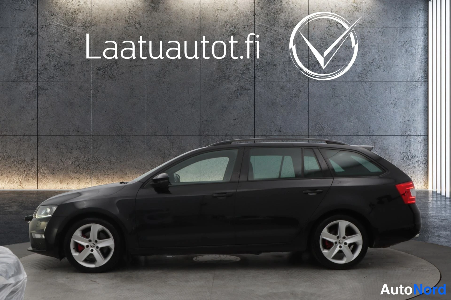Musta Skoda Octavia 2017, sivulta, kuva 3