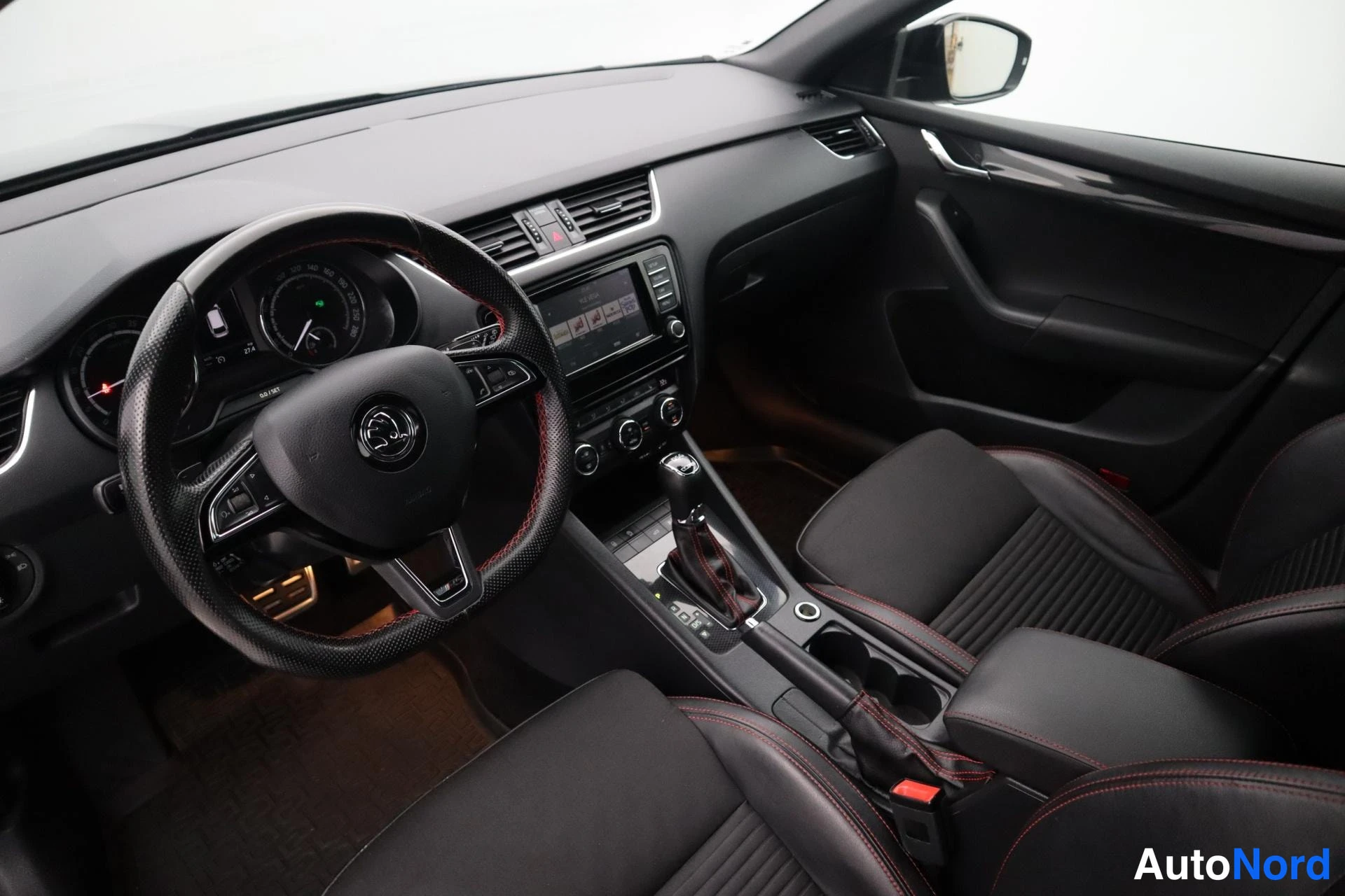 Musta Skoda Octavia 2017, etuistuimet, kuva 14