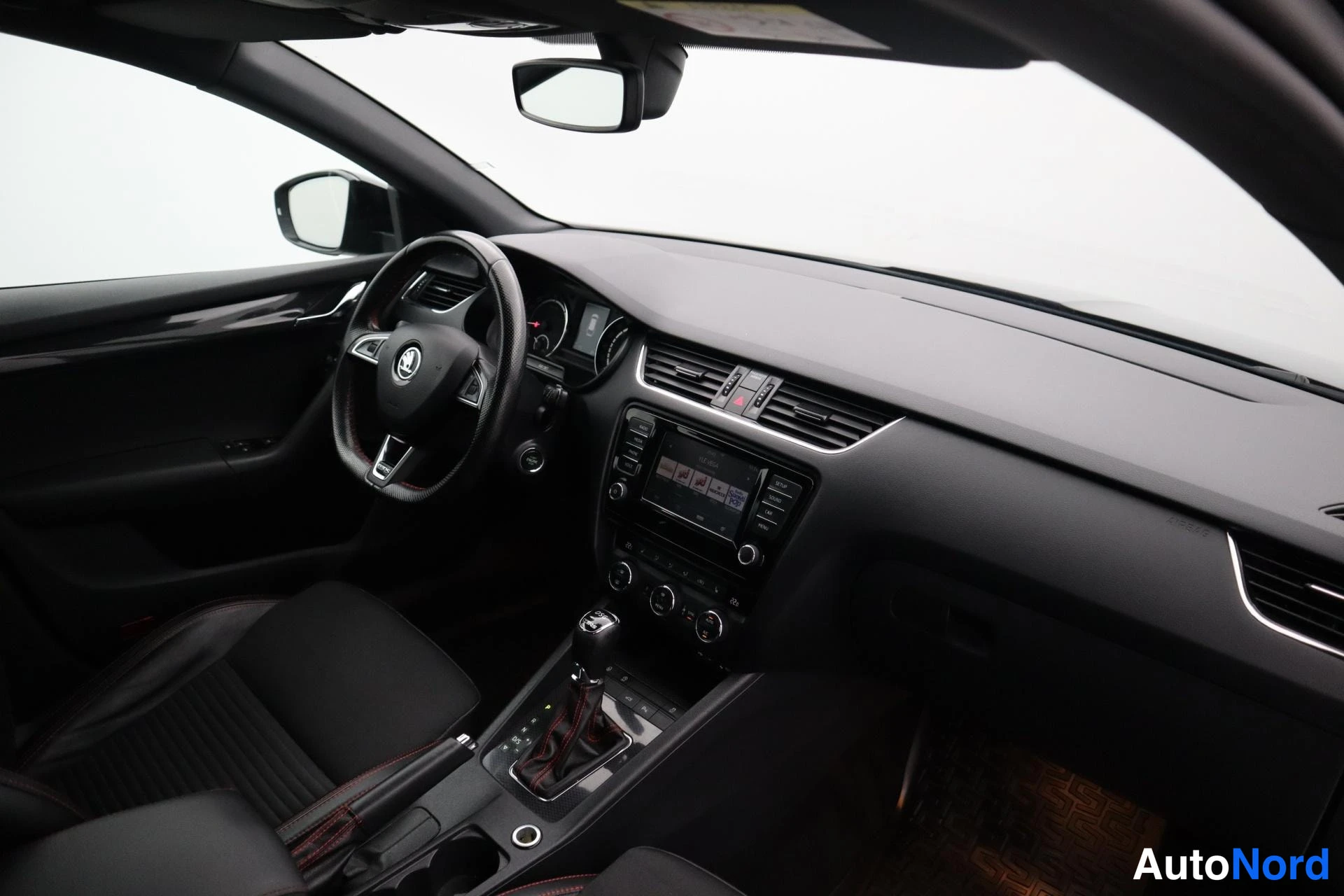 Musta Skoda Octavia 2017, ohjaamo, kuva 8