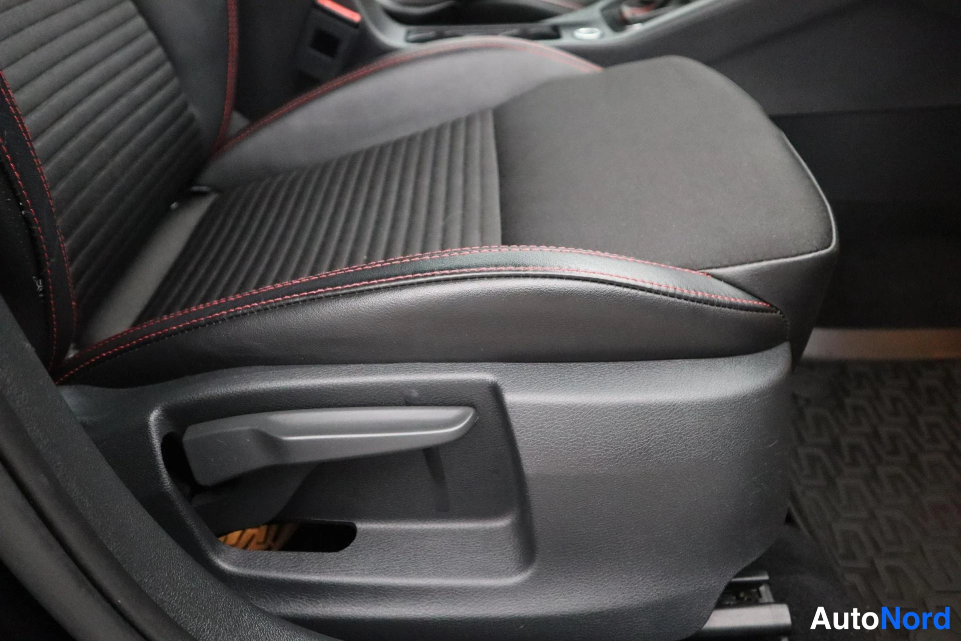 Musta Skoda Octavia 2017, etuistuimet, kuva 13