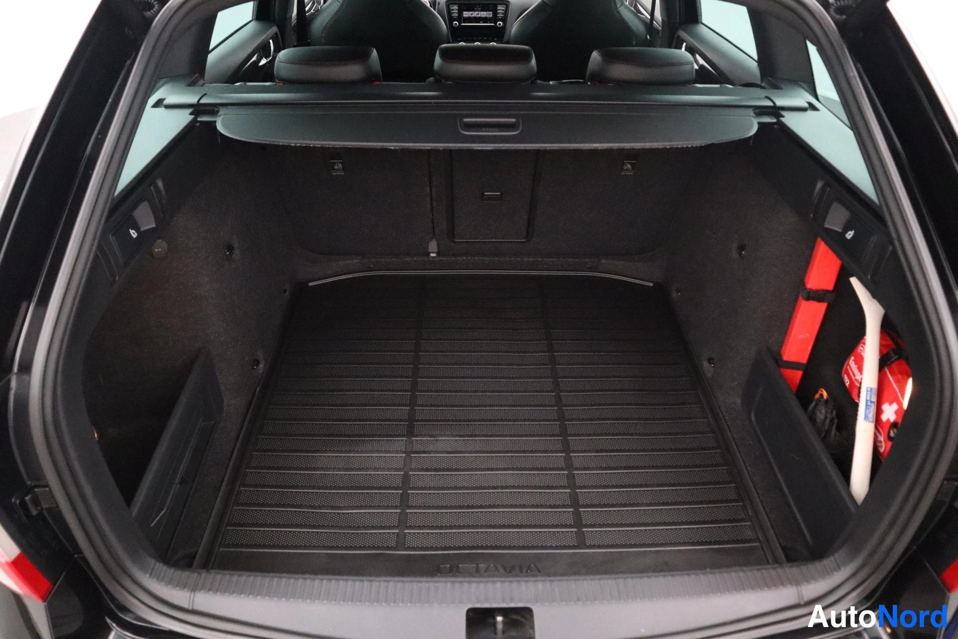 Musta Skoda Octavia 2017, tavaratila, kuva 18