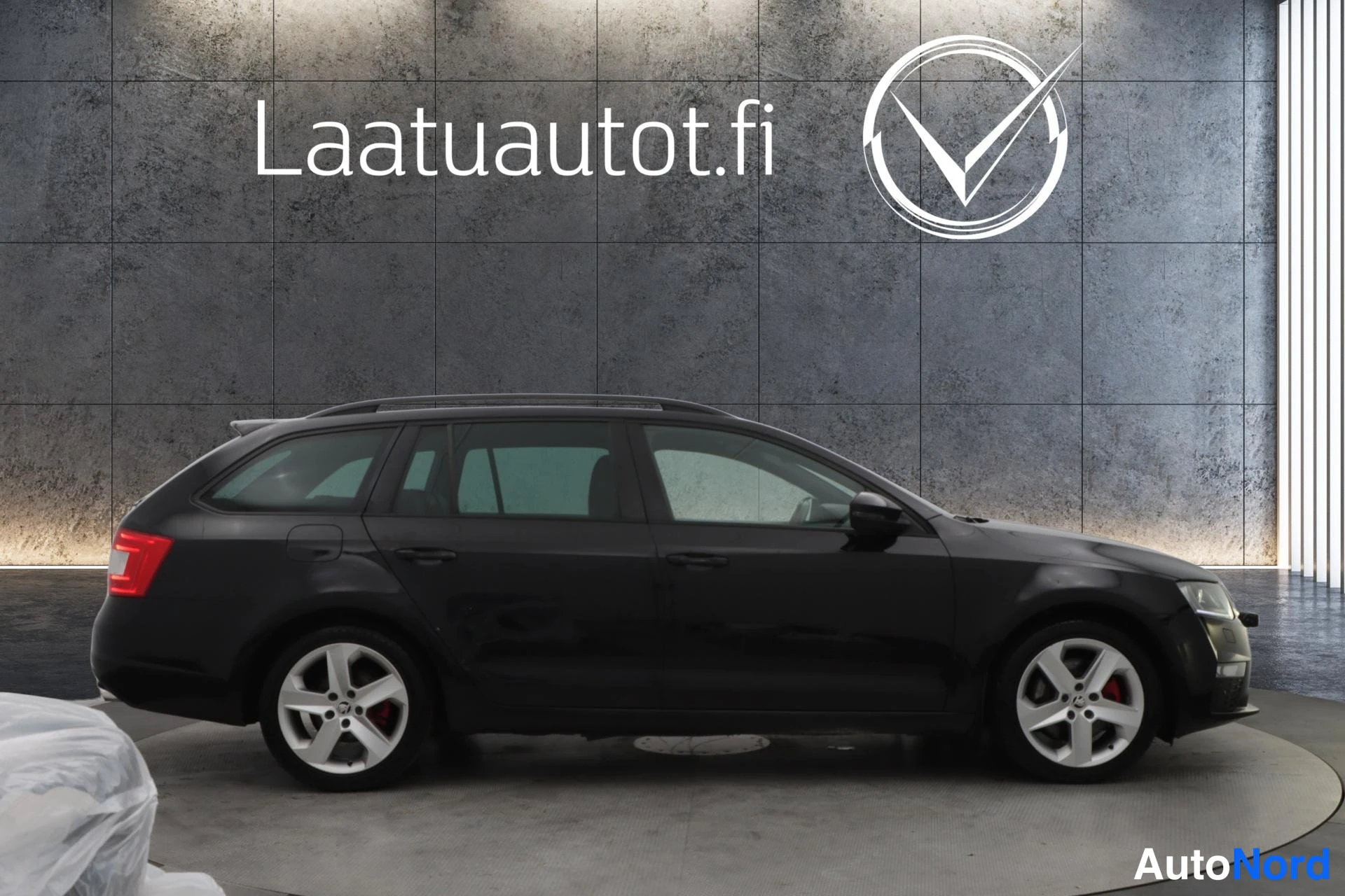 Musta Skoda Octavia 2017, sivulta, kuva 4
