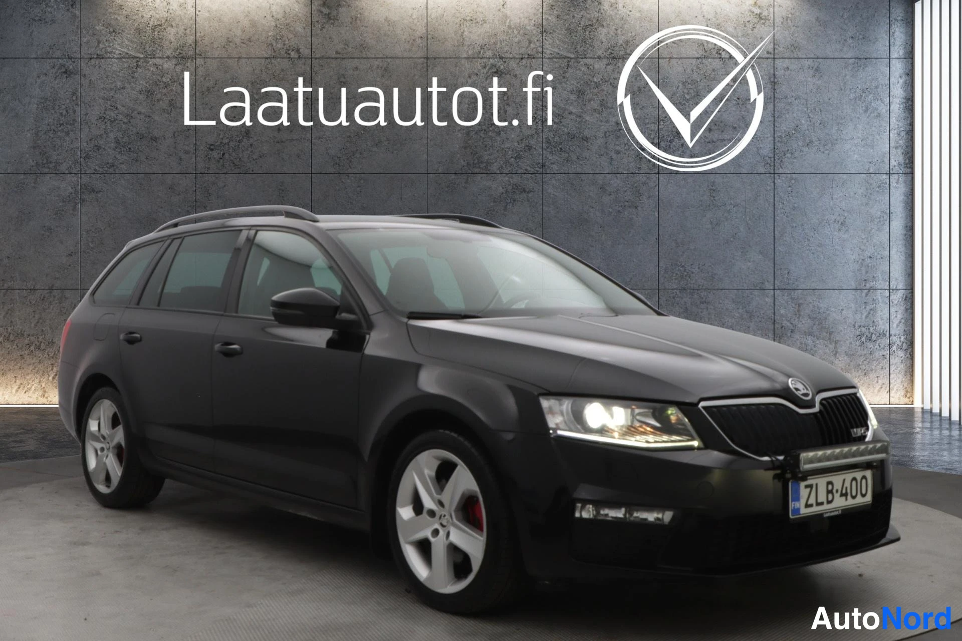 Musta Skoda Octavia 2017, etuviisto, keula oikealle, kuva 2