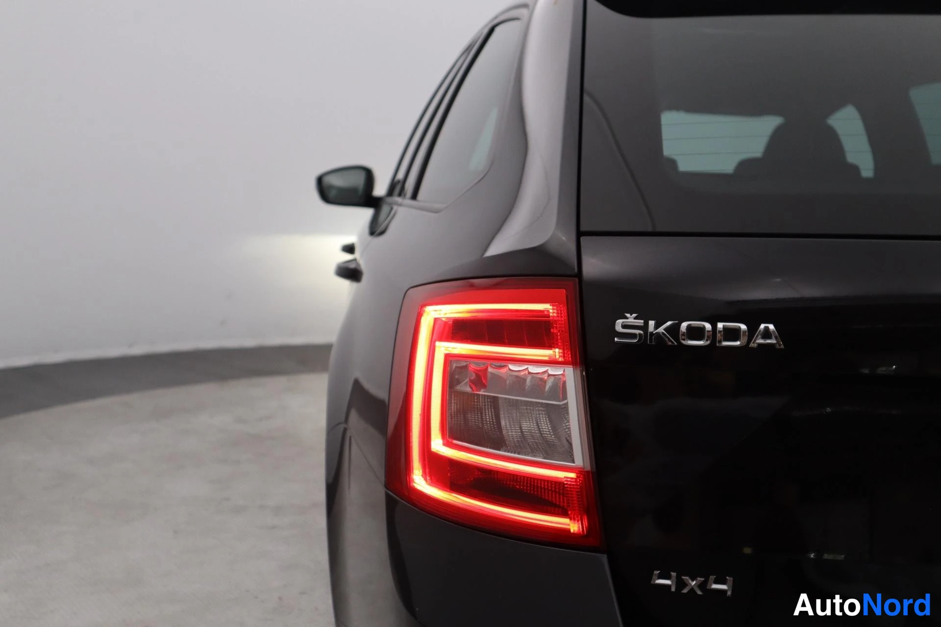 Musta Skoda Octavia 2017, takaa, kuva 7