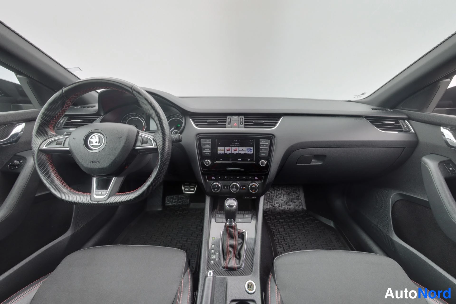 Musta Skoda Octavia 2017, ohjaamo, kuva 9