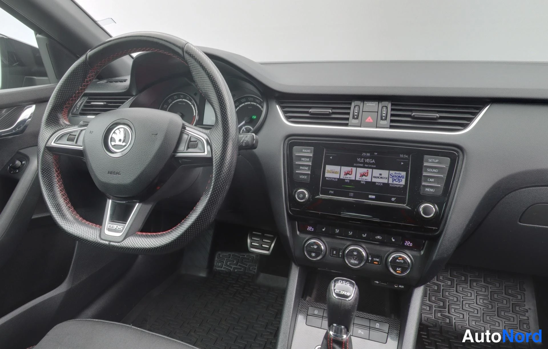 Musta Skoda Octavia 2017, ohjaamo, kuva 10