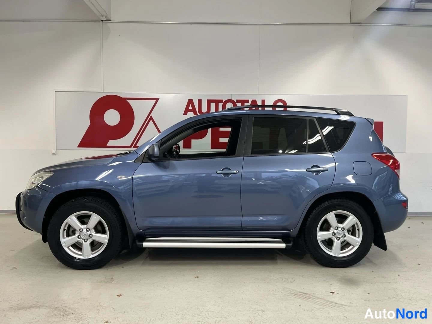 Sininen Toyota RAV4 2006, sivulta, kuva 8