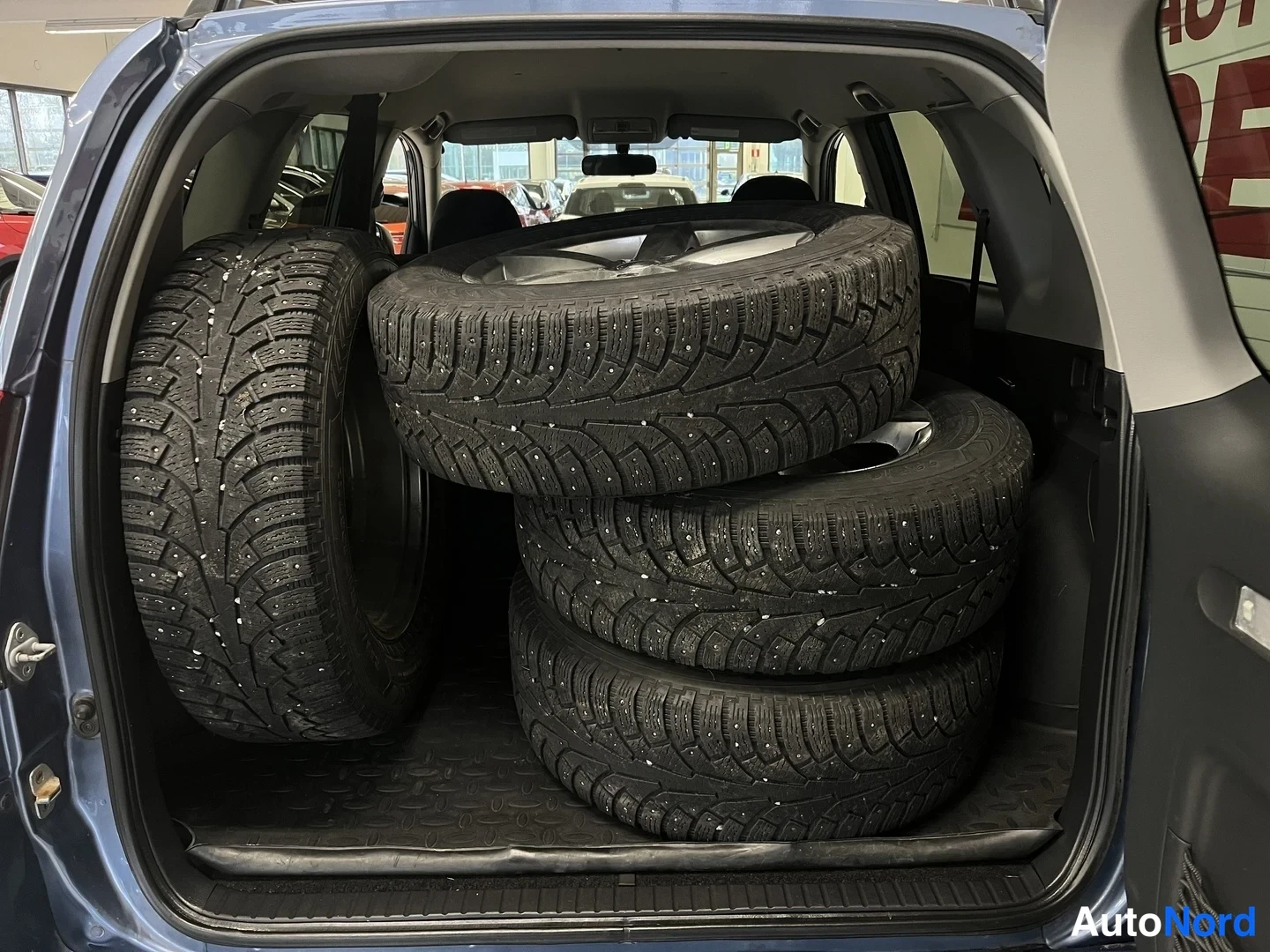 Sininen Toyota RAV4 2006, tavaratila, kuva 25