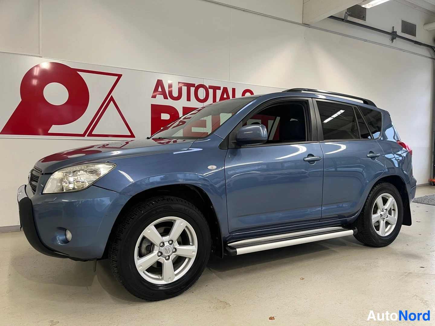 Sininen Toyota RAV4 2006, etuviisto, keula vasemmalle, kuva 2