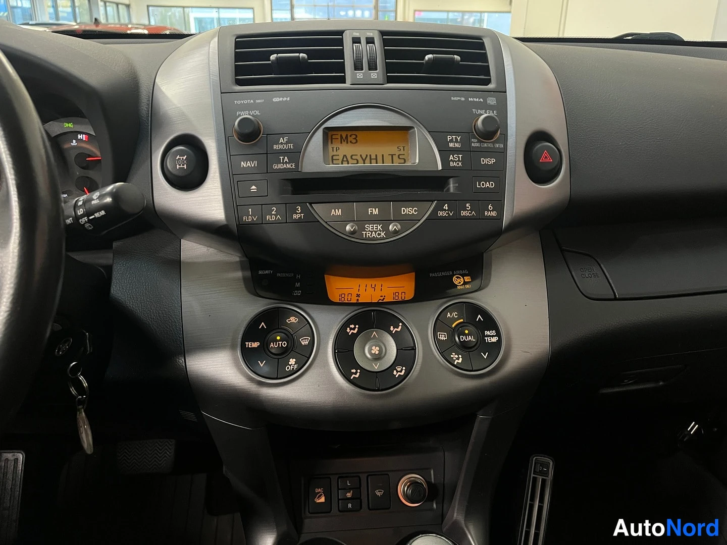 Sininen Toyota RAV4 2006, ohjaamo, kuva 20