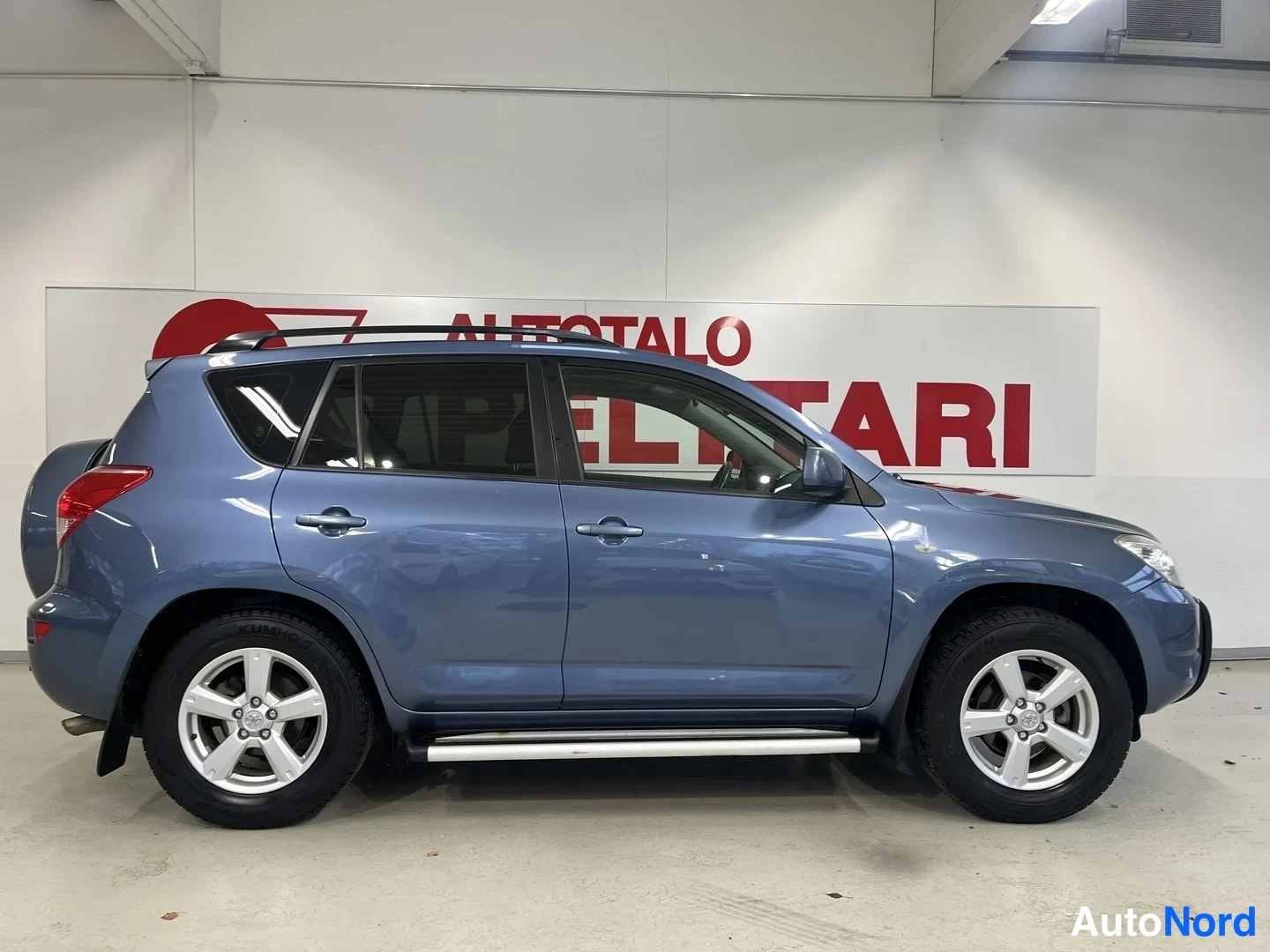 Sininen Toyota RAV4 2006, sivulta, kuva 7