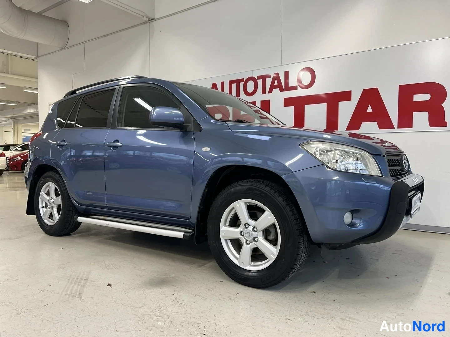 Sininen Toyota RAV4 2006, etuviisto, keula oikealle, kuva 6