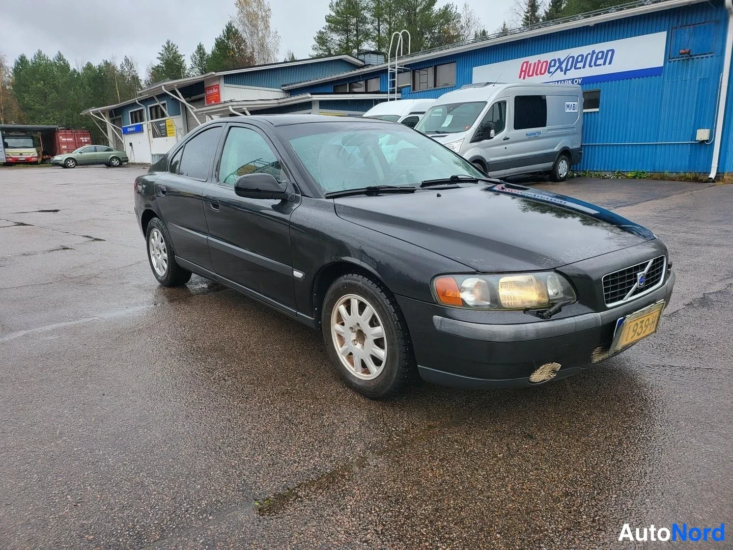 Musta Volvo S60 2001, etuviisto, keula oikealle, kuva 6