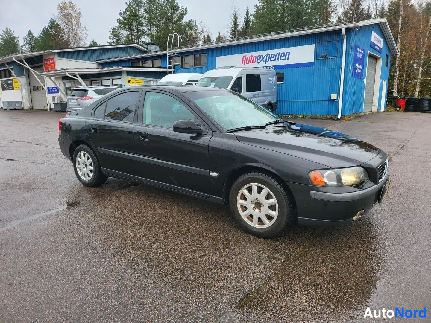 Musta Volvo S60 2001, etuviisto, keula oikealle, kuva 4