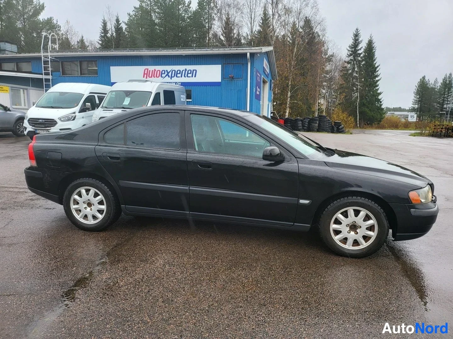 Musta Volvo S60 2001, etuviisto, keula oikealle, kuva 5