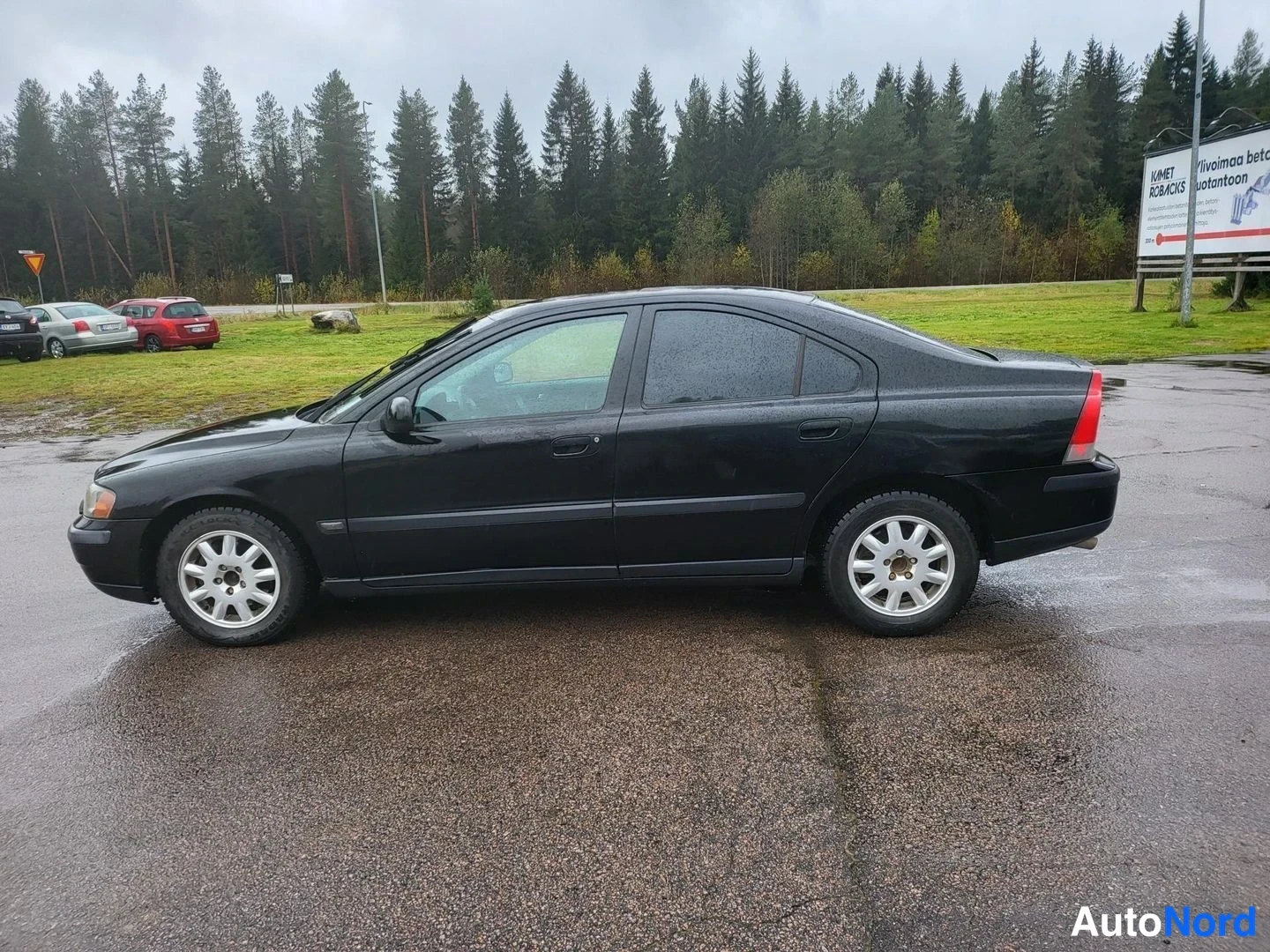 Musta Volvo S60 2001, etuviisto, keula vasemmalle, kuva 2